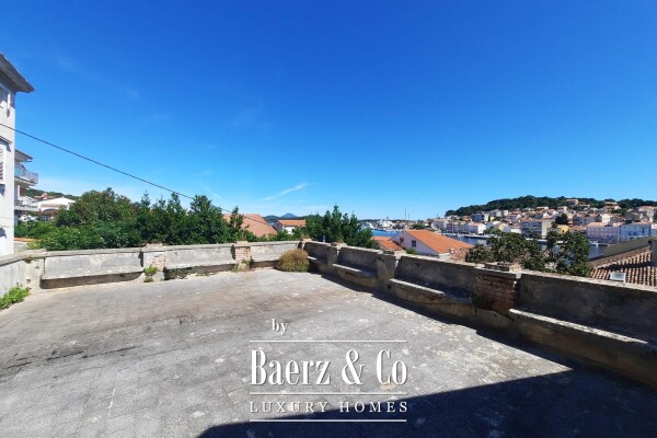 photo 1 Mali Lošinj, historic captain's house with a view of the sea and the marina.